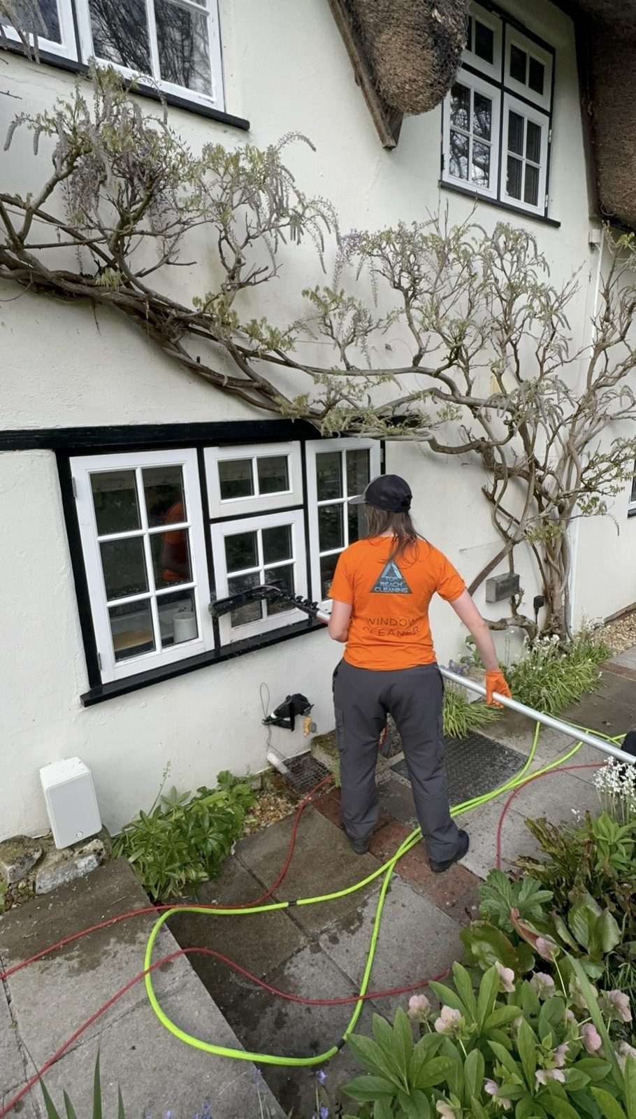 Reach-and-wash window cleaning
